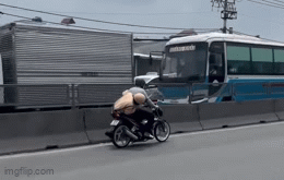 Vụ CSGT bám chới với yên xe máy: Tài xế khai gì?
