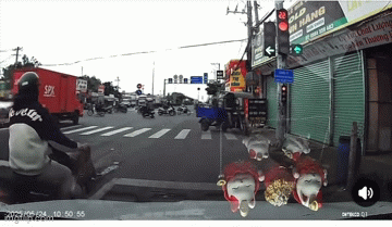 Xác minh vụ xe ba gác chạy ngược chiều, chặn đường ô tô ở TPHCM