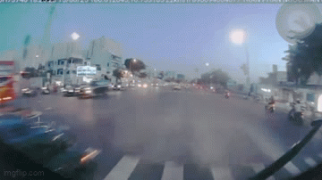 [Clip] Camera hành trình ghi lại cảnh xe Jeep đâm loạt xe máy, tông 2 mẹ con tử vong