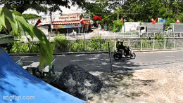 Xe tải tông nhau, 2 tài xế mắc kẹt trong cabin