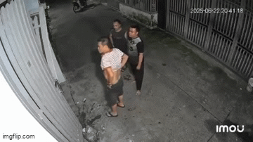 Gia đình bị phá sập cửa sắt vì nhắc nhở hàng xóm hát karaoke gây ồn ào
