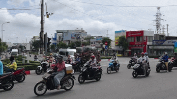 Xử phạt nhiều người chạy xe máy chở cồng kềnh ở TPHCM