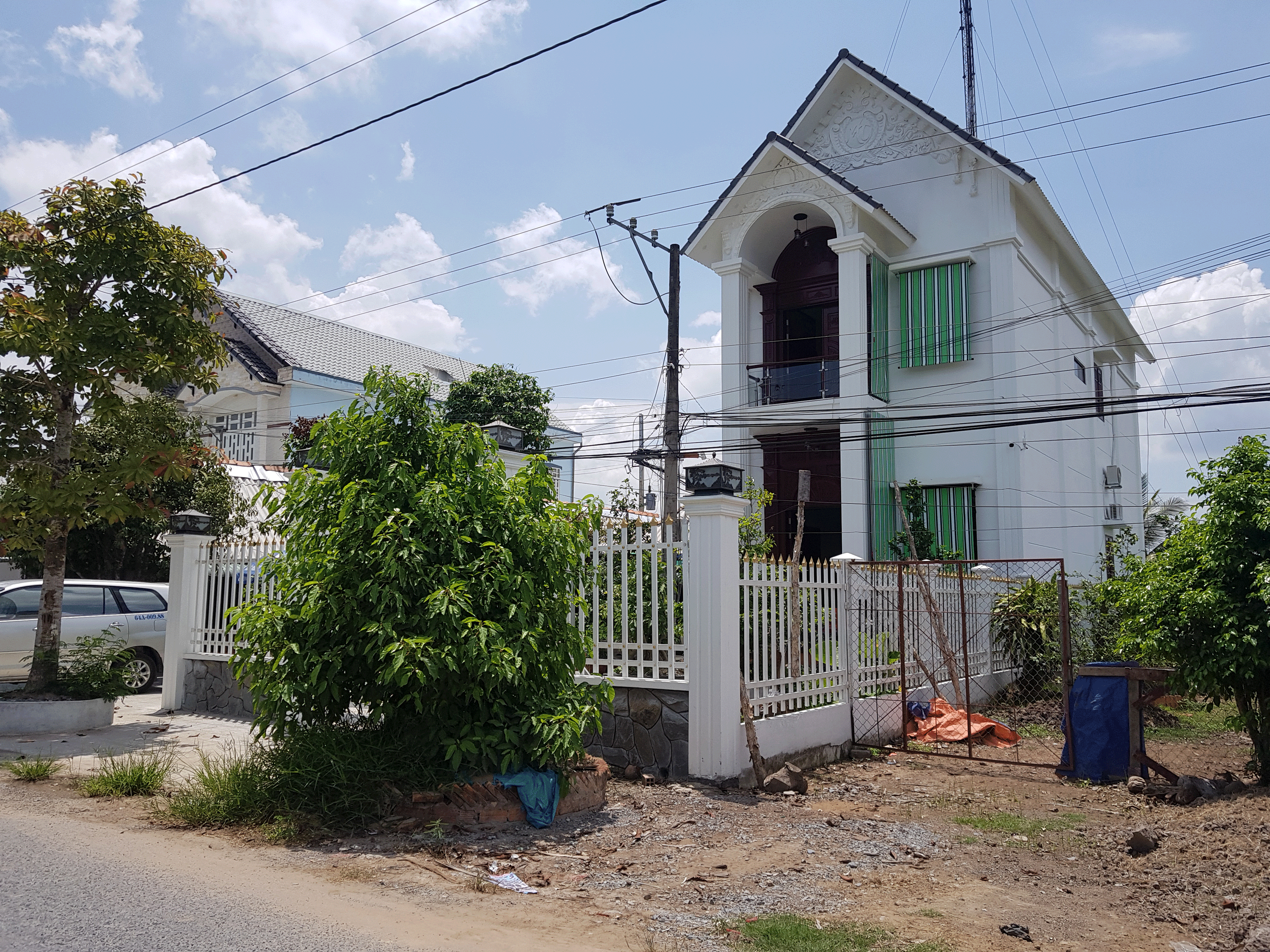 Phó chủ tịch UBND thị xã Bình Minh cho biết đây là ngôi nhà cấp 3, không thể gọi là "biệt phủ" - Ảnh NH.