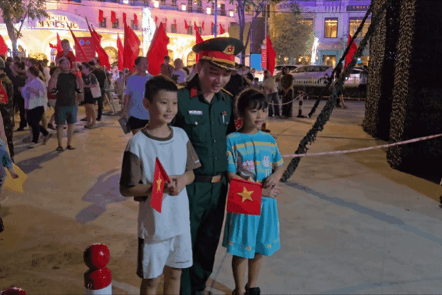 Người dân TP.HCM "lên đồ" check-in tại Bến Bạch Đằng trước đại lễ 30/4