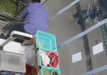 Trung Quốc: Khách hàng giẫm phải mẩu hành nên ngã, siêu thị phải đền 300 triệu