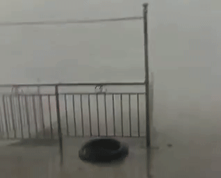 Video dông lốc dữ dội ở Trung Quốc khi khối không khí lạnh sắp ảnh hưởng miền Bắc đổ về