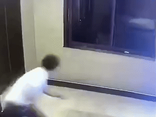Cãi nhau với bạn gái, chàng trai nhảy qua cửa sổ khách sạn và cái kết khó ngờ