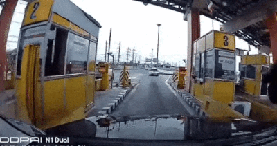 Con thạch sùng kích hoạt bộ cảm biến, làm barie tự động sập vào ô tô ở Thái Lan