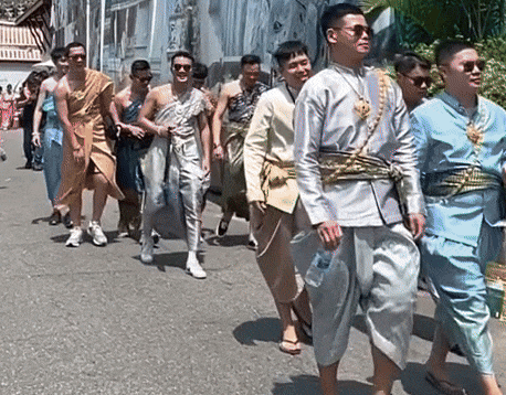 Rộ trào lưu khách nam mặc váy đi chùa Thái Lan