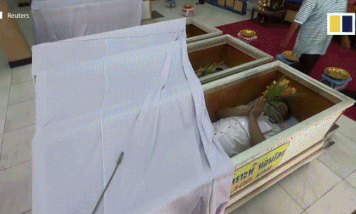 Người Thái đến chùa, nằm vào quan tài để cầu may sau 1 năm sống trong sợ hãi vì COVID -19