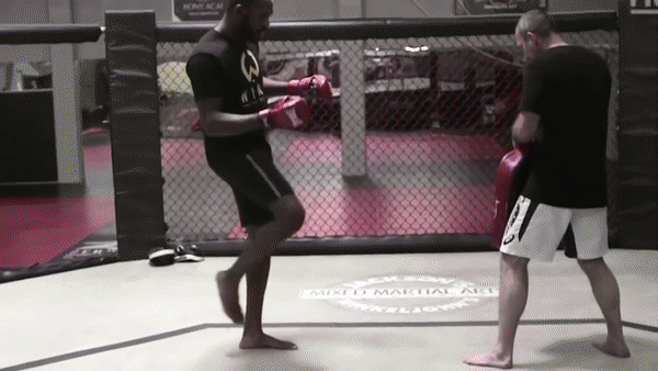 Quỷ vương MMA và đòn đá tuyệt chiêu của Vịnh Xuân quyền