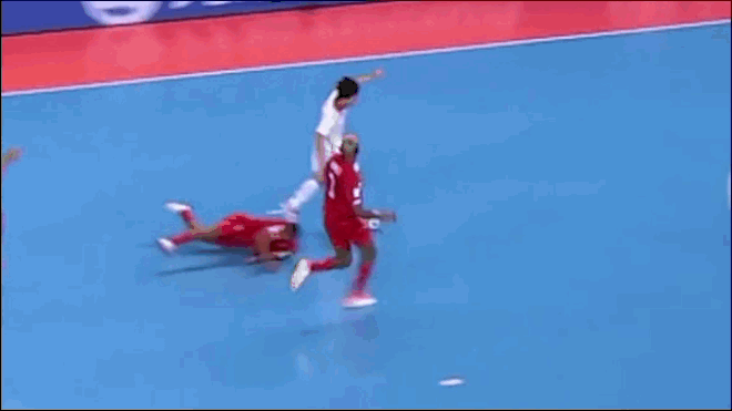Nguyễn Văn Hiếu (giữa) được FIFA khen ngợi