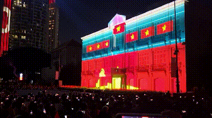 Hàng ngàn người xem phim 3D Mapping tái hiện lịch sử Đà Nẵng bên sông Hàn