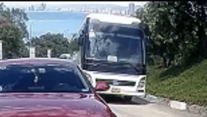 Thót tim nhìn xe khách tuột dốc trên bán đảo Sơn Trà