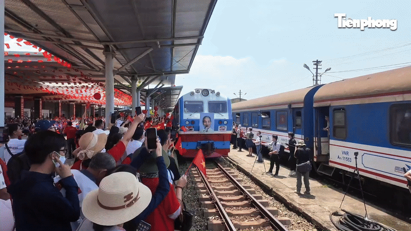 Muôn vàn cảm xúc trên chuyến tàu Thống Nhất lịch sử