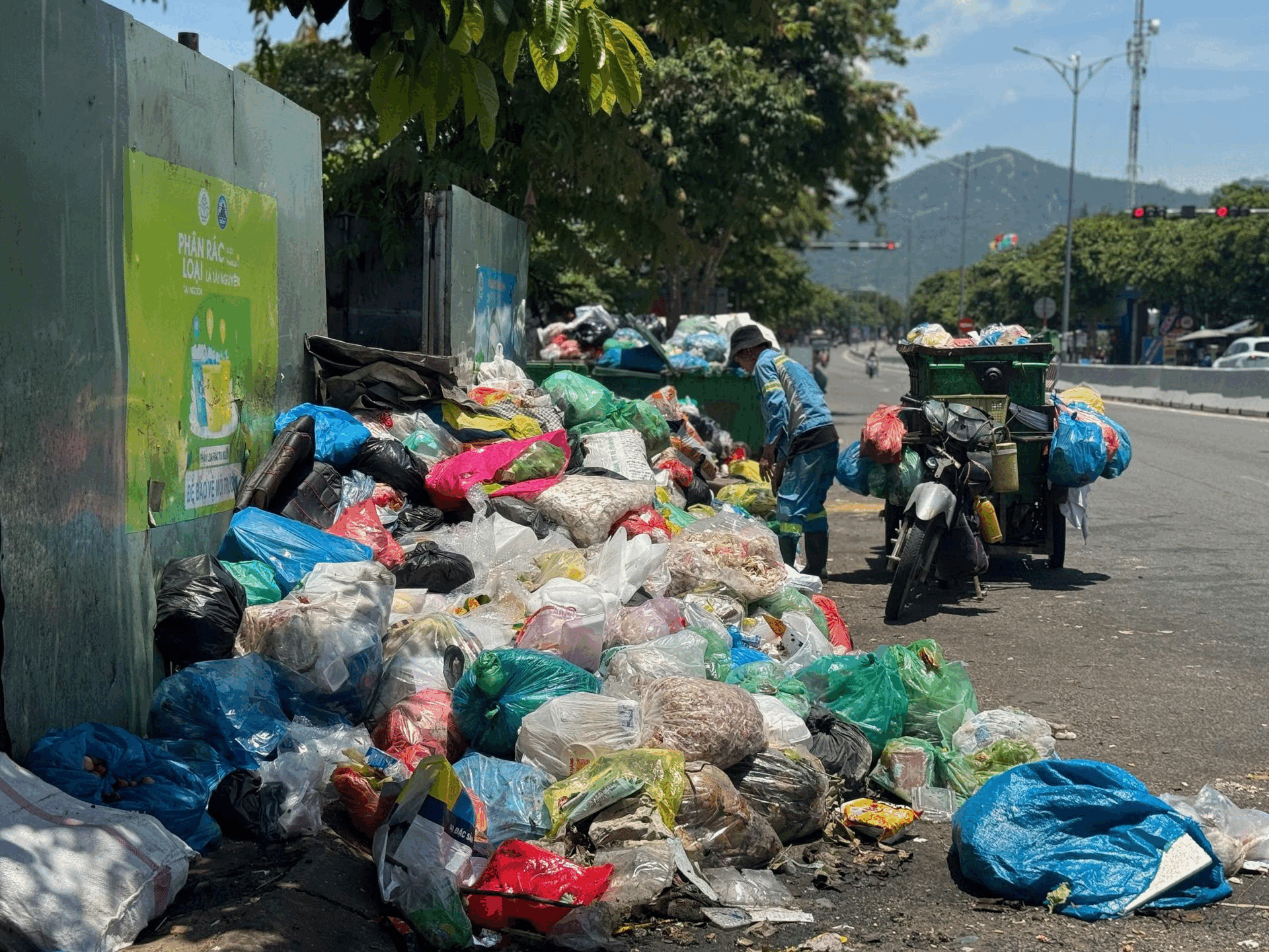 Rác chất đống tràn ra đường ở Đà Nẵng