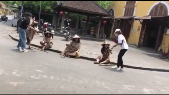 Nhóm người diễn trò ăn xin ở Hội An là người nhà Phan Văn Anh Vũ?