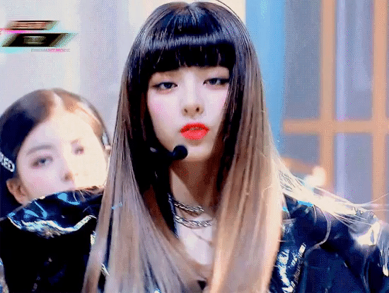 Bí quyết nào giúp Yuna (ITZY) trở thành cô em út siêu hút fan? ảnh 7