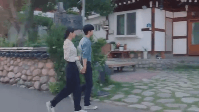 Mặc váy đầm được khen đẹp bao nhiêu nhưng khi diện quần thì Seo Ye Ji lại mất điểm ảnh 3