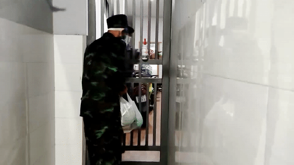 Chiến sĩ bộ đội không quản nắng mưa chuyển thực phẩm tận nhà người dân