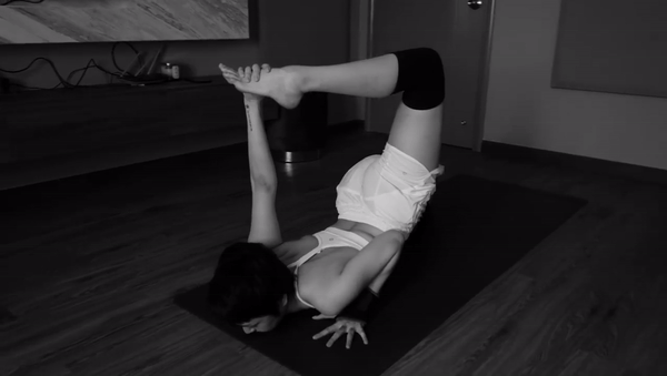 Cách ly kiểu Bảo Anh: Tập yoga nâng cao sức khỏe, tiện khoe dáng nuột nà