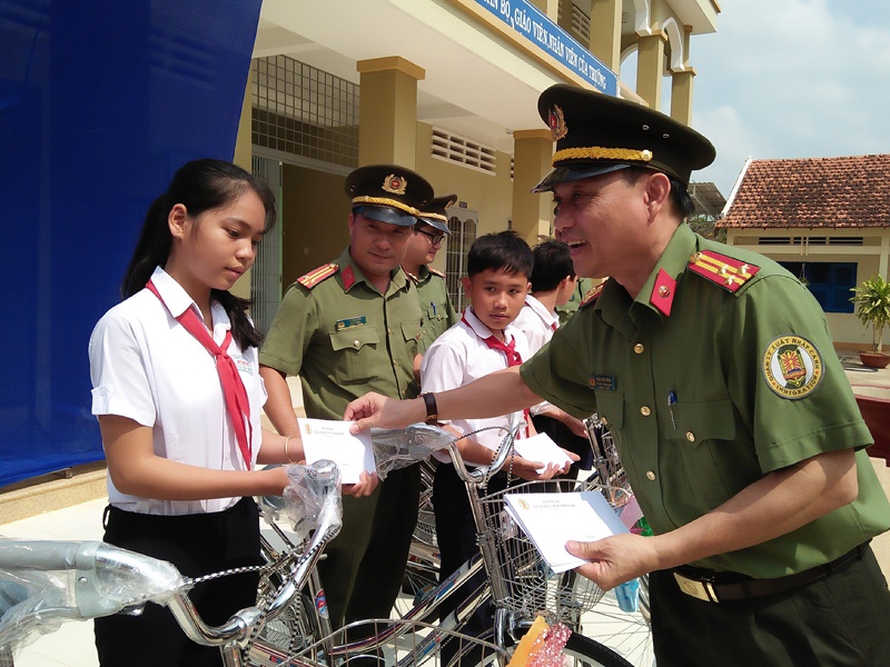 Công an Cửa khẩu Tân Sơn Nhất hưởng ứng tháng thanh niên
