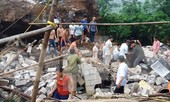 Tảng đá 'khủng' lở đè sập nhà dân, 3 người trọng thương