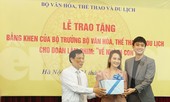 Bộ trưởng Văn hóa trao quà trung thu cho cu Bon-con của Thư 'Về nhà đi con'