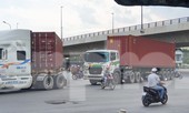 Ớn lạnh 'hung thần' container tung hoành trên đường phố Sài Gòn