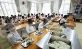 Xúc động với trải nghiệm bữa ăn bóng tối của học sinh