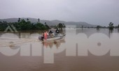 Công an đưa ca nô đi phát mì tôm cứu dân vùng ngập lụt Đắk Lắk