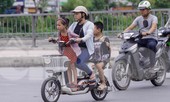 Xe đạp điện phóng như xe máy trên đường phố Hà Nội