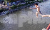Nhẩy cầu mương nước bơi: Thú chơi nguy hiểm của trẻ ngoại ô