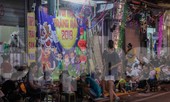 Người dân Hà Nội phá cỗ Trung Thu trên vỉa hè