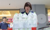 Người dân Hà Nội đổ xô mua nước đóng chai giữa cơn khủng hoảng