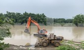 Bất chấp lệnh cấm, ngang nhiên múc cát sỏi giữa sông Dinh