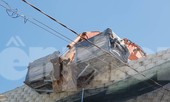 Nha Trang tháo dỡ 'tường thành' khổng lồ, mưa nước chảy ồ ạt vào nhà dân