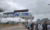 Ngày đầu thu phí, hai trạm BOT Quốc lộ 26 bị dân vây kín