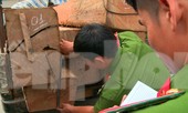 Cảnh sát hình sự dùng quả nổ trấn áp khi bị nhóm lâm tặc lao xe vào