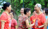 Nhộn nhịp quang cảnh tập thể dục buổi sáng bên Hồ Gươm