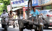 Xe thô sơ chở hàng cồng kềnh nghênh ngang trên phố Hà Nội
