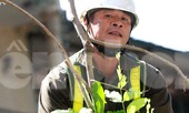 Công nhân cắt tỉa cây xanh dưới trời nắng nóng 38 độ
