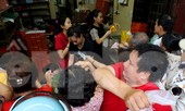 Kẹt xe, tắc đường vẫn rồng rắn chen nhau mua bánh trung thu