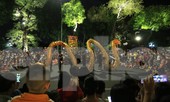 Hình ảnh ấn tượng đón Trung thu giữa 'biển người' trên phố đi bộ Hồ Gươm