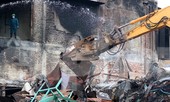 Huy động máy cắt, máy xúc dọn 'núi' phế liệu ở kho xưởng Rạng Đông