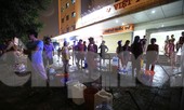 Dân chung cư Hà Nội xuyên đêm chờ lấy nước sạch