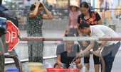 Người dân bán đảo Linh Đàm lỉnh kỉnh xô, chậu lấy nước sạch