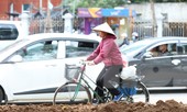Rùng mình với mặt đường nhầy nhụa bùn đất ở nút giao Xã Đàn
