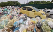 Đường thành núi rác, ô tô bị vây kín không lối thoát giữa Thủ đô
