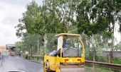Rải thảm nhựa mặt đường cao tốc Hà Nội - Thái Nguyên giữa trời mưa